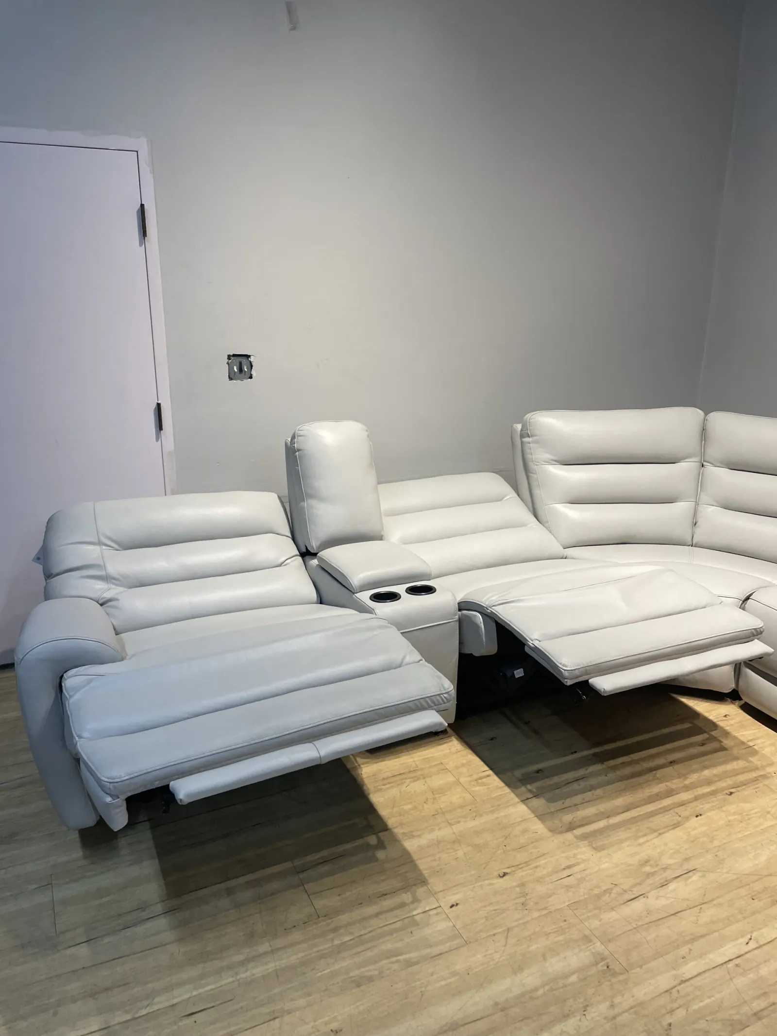 Aubrey 7 Piece Leather Power Zero Gravity Reclining Sectional With Power Headrests - Image 5
