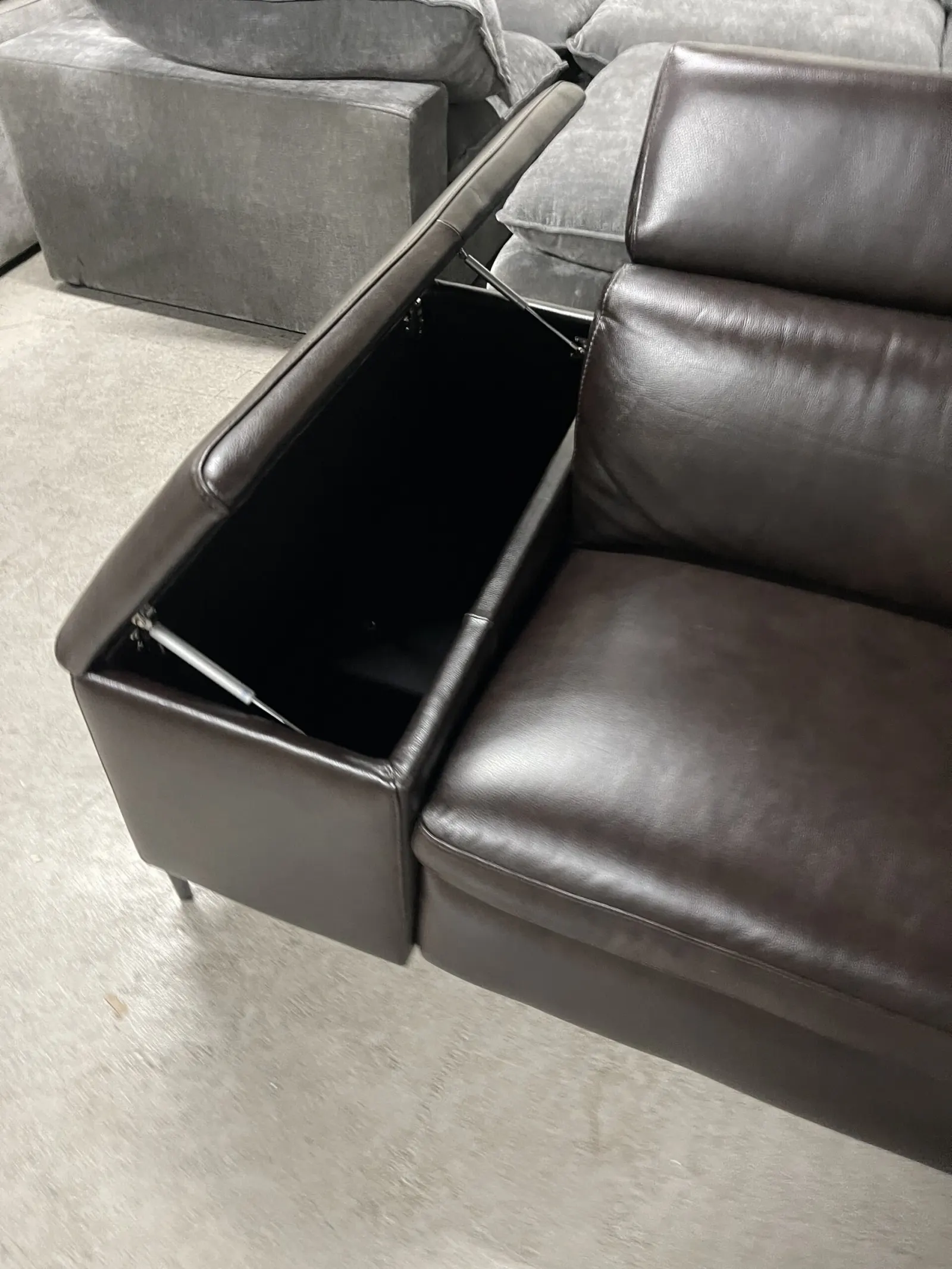 Barcalounger Bradford 6 Piece Leather Reclining Sectional - Image 6