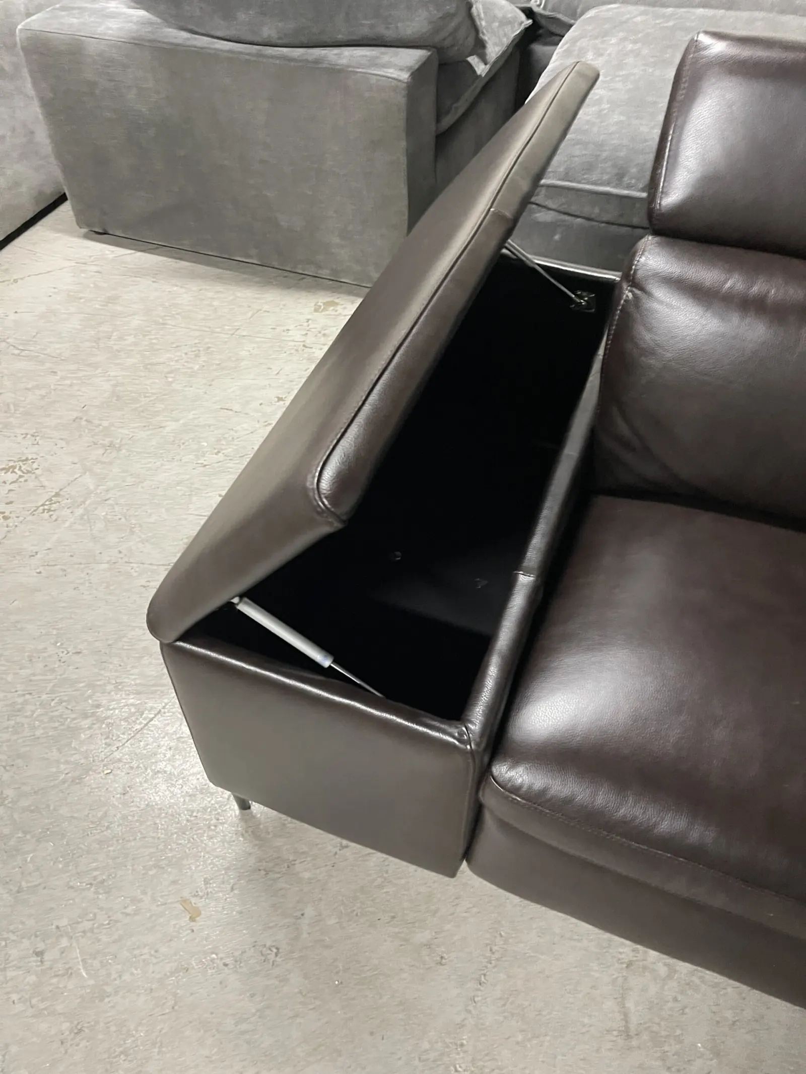 Barcalounger Bradford 6 Piece Leather Reclining Sectional - Image 7
