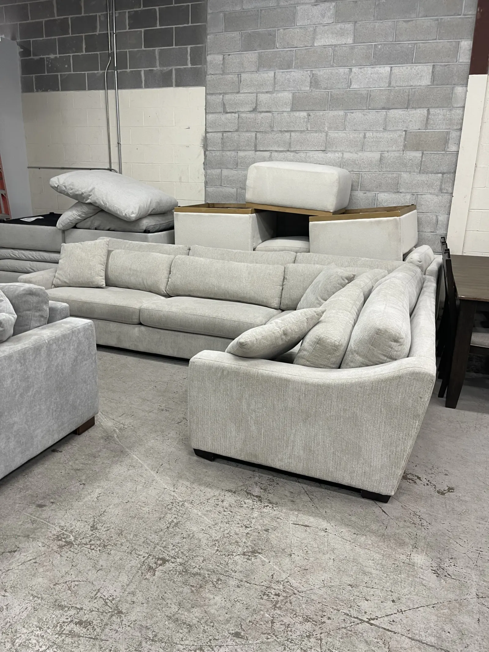 Evelynne Fabric Sectional With Ottoman - Image 8
