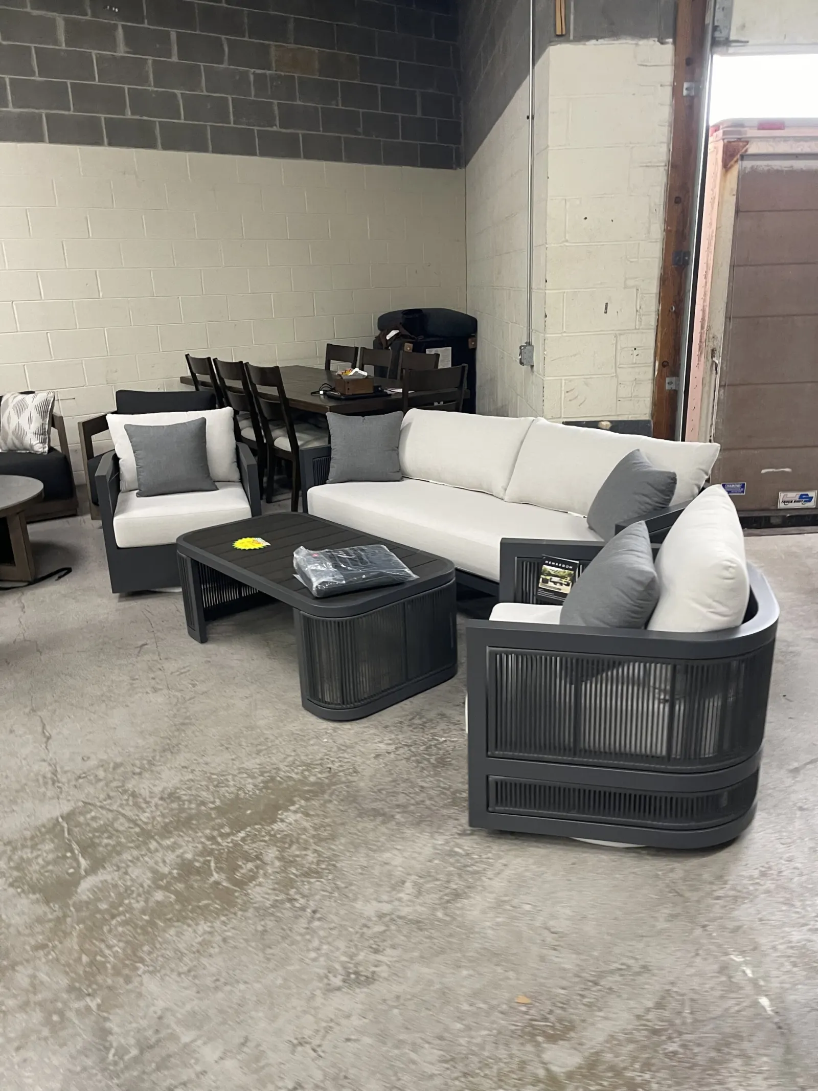 Henredon Annalise 4-piece Outdoor Patio Seating Set - Image 8