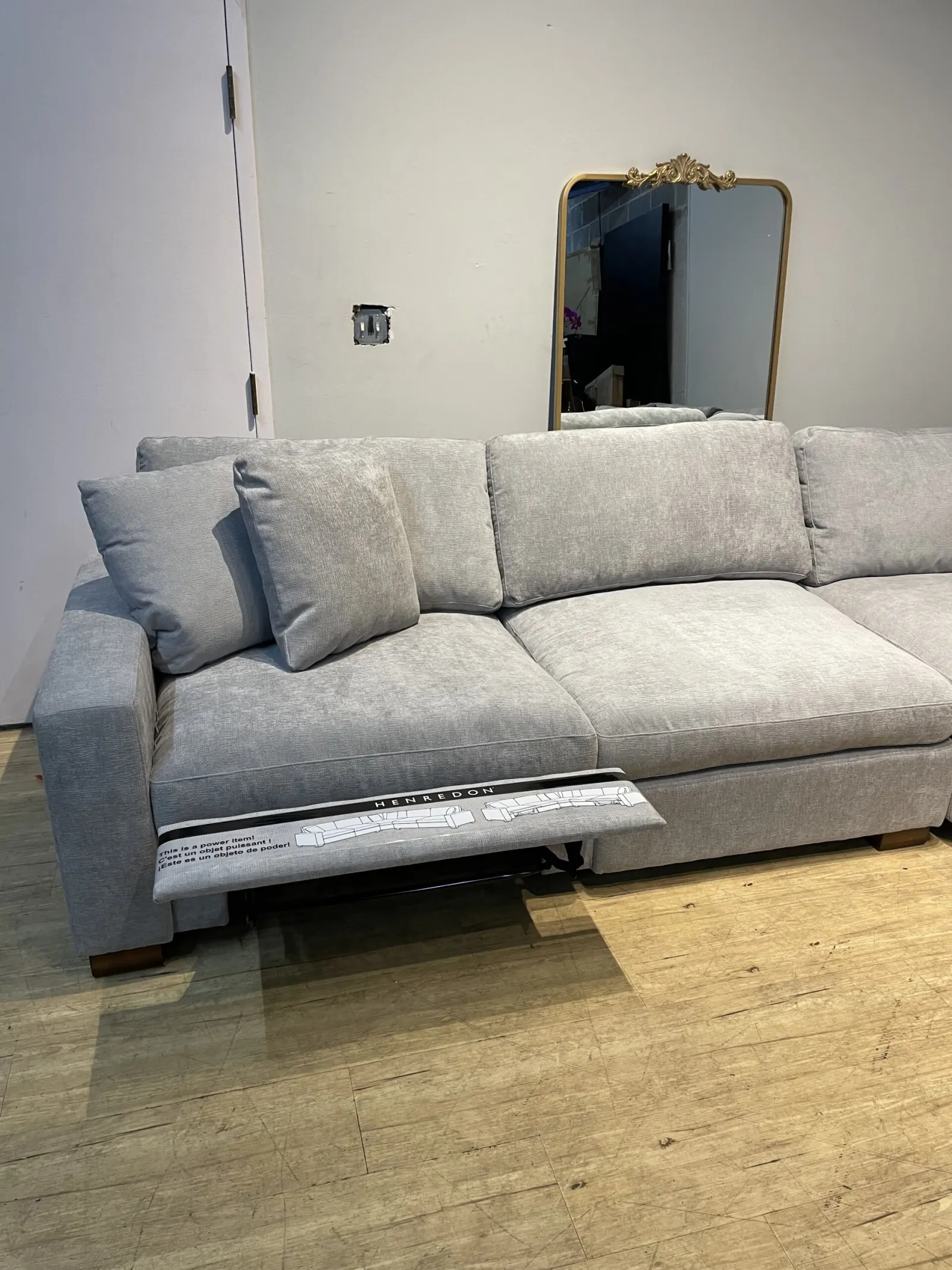 Henredon Selene 3 Piece Sectional With Power Footrests - Image 4