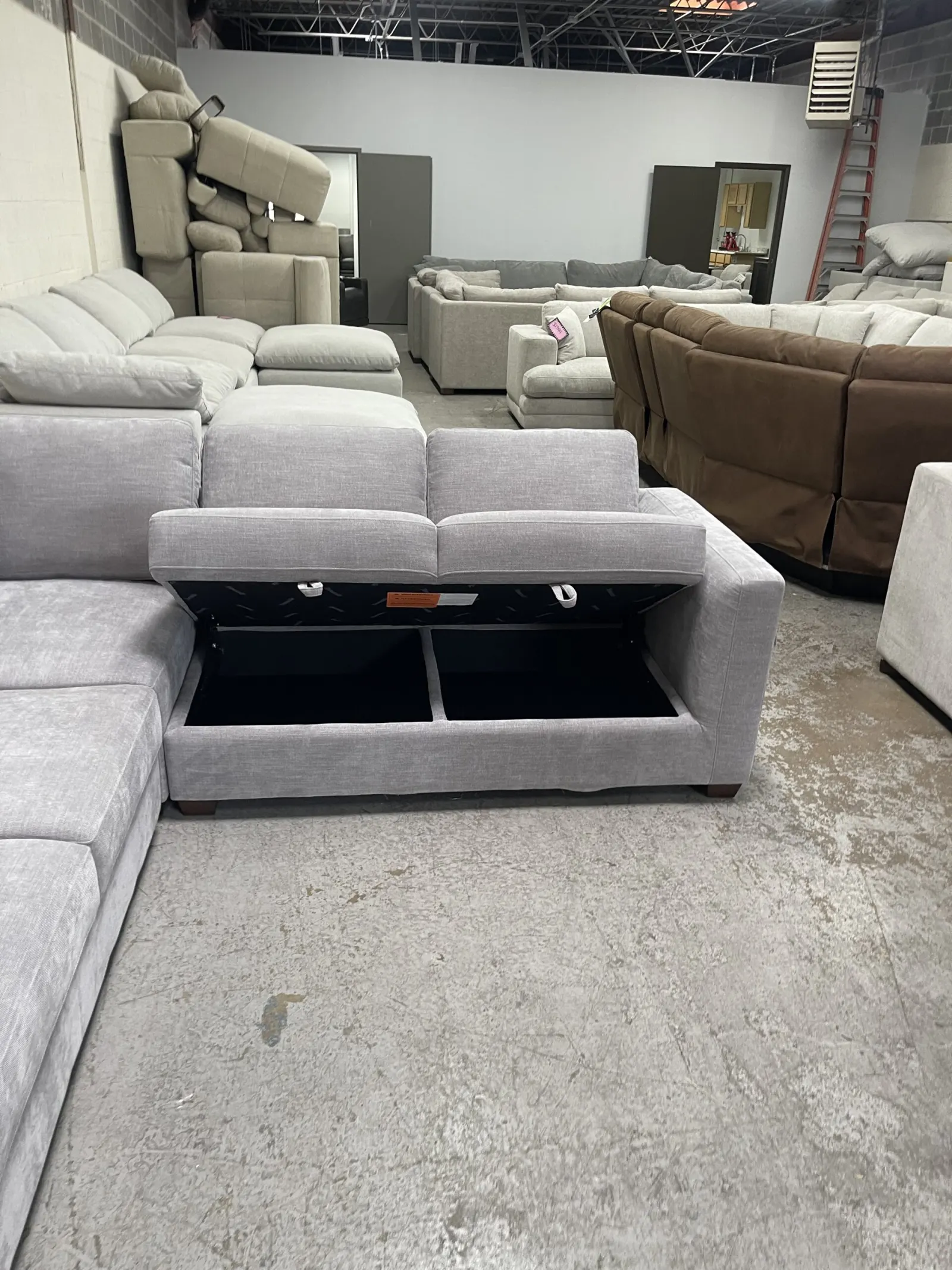 Thomasville Caler Convertible Sleeper Sectional With Storage - Image 8